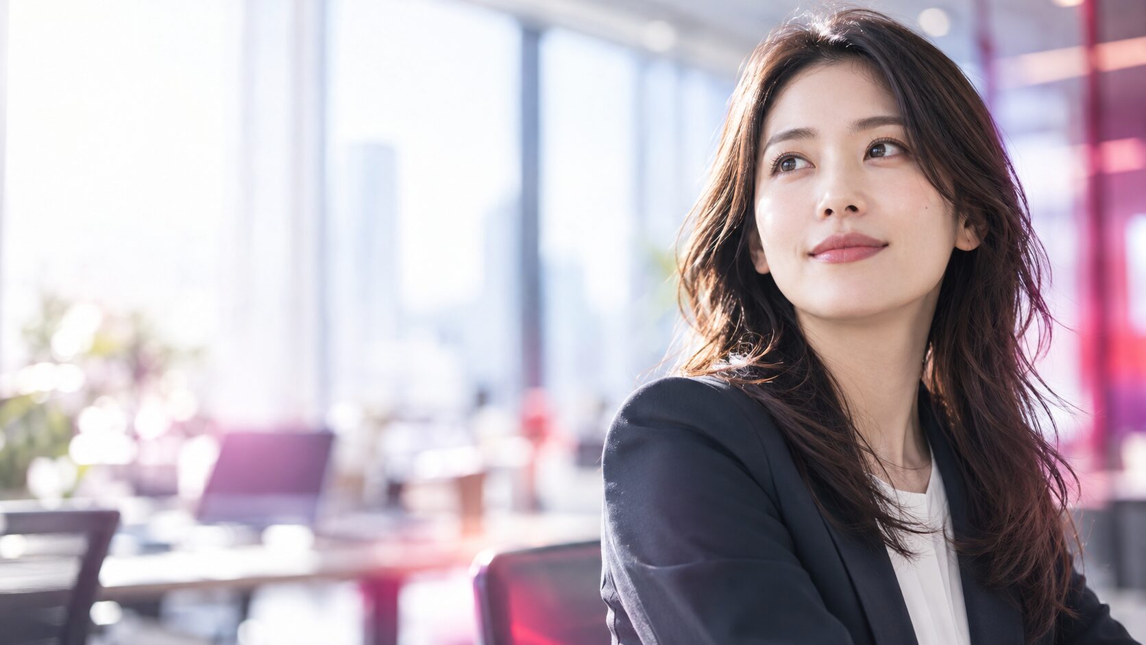 未来を見つめるオフィスの女性